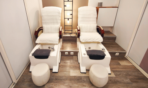 Dépispa, coin pédicure salon de beauté, institut Délices Charmilles à Genève. Soin des pieds avec bain à remous et siège massants.