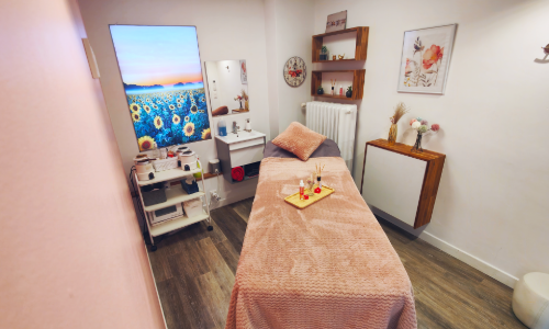 Cabine soins esthétiques, institut de beauté aux Délices à Genève. thème floral, salon de beauté rose.