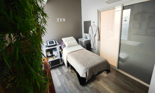 Cabine de soins esthétiques zen, lit de soin pour massages, technologies visage et corps, anti cellulite. Salon de beauté aux Délices à Genève.