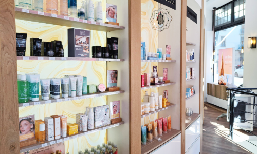 Meuble vente produits de beauté, cosmétiques. Institut de beauté aux Eaux Vives à Genève.